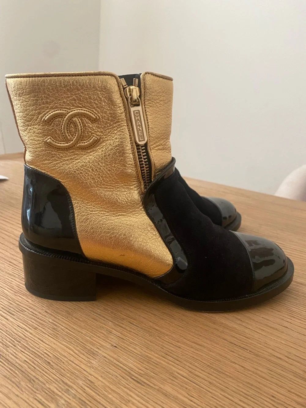 Chanel metallic gold and black booties 2018 collection - Picture 2 of 8